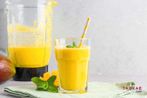 Mango Smoothie with Chili Salt มะม่วงน้ำดอกไม้พริกเกลือสมูทตี้